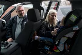 Matt y Tammy Cunningham con su hijo, Calum, en Kokomo, Indiana. En 2021, las muertes de mujeres embarazadas se dispararon en un 40 por ciento en los Estados Unidos, según nuevas cifras del gobierno.