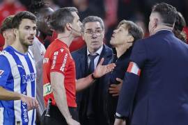 Matías Almeyda no podrá dirigir siete encuentros del Sevilla en LaLiga 2025-26 tras la resolución disciplinaria de la RFEF.