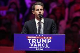 Tony Hinchcliffe se burló de Puerto Rico y calificó a la nación como “una isla flotante de basura” y habló de personas negras que tallan sandías en un mitin de campaña en el Madison Square Garden en Nueva York.