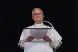 El papa León XIV aparece en la ventana de su estudio en el Palacio Apostólico, con vistas a la Plaza de San Pedro en el Vaticano, para la tradicional bendición del mediodía tras rezar el Ángelus.