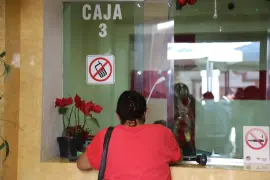 Ciudadanos acuden a la Presidencia Municipal para cumplir con el impuesto predial.