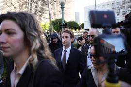 El director general de Meta, Mark Zuckerberg, llega a un juicio para determinar si las plataformas de redes sociales causan adicción y daño deliberado en menores de edad, el 18 de febrero de 2026, en Los Ángeles.