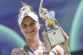 Marketa Vondrousova celebra con el trofeo tras coronarse campeona del WTA 500 de Berlín, en una Final de alto nivel ante Xinyu Wang.