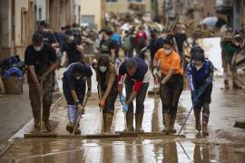 Los gobiernos español y valenciano y los partidos políticos intensificaban su batalla por intercambiar culpas entre ellos por los errores en la gestión del desastre natural