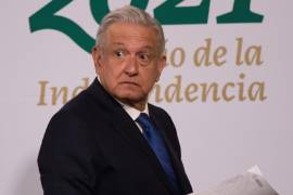 El periodista Carlos Loret de Mola señala que la mandataria se ha metido en un dilema político con su antecesor, López Obrador, pues no es posible que en su sexenio no se hayan dado cuenta de estas operaciones ilícitas de gran escala.