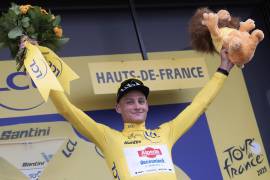 Van der Poel celebra con el maillot amarillo tras tomar el liderato general en la segunda etapa.