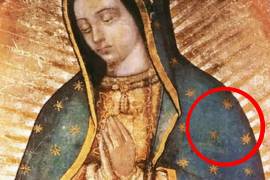 El manto representa el cielo, tiene 46 estrellas y, supuestamente, forman la constelación del día de la aparición de la virgen.