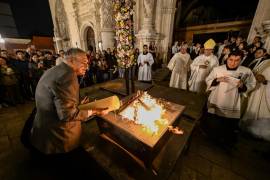 Encendido del Cirio Pascual como símbolo de la resurrección de Cristo.