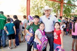 Se tiene proyectando entregar más de 4 mil mochilas en el municipio. FOTOS: CORTESÍA