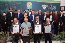 José Luis Cárdenas Dávila, Fernando Mendoza Bernal, José Pichardo González y Marco Antonio Dávila Montesinos fueron reconocidos como “Forjadores de Sabinas”.