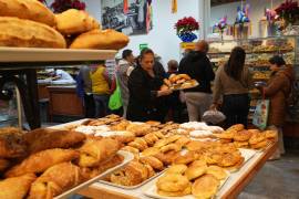 La gente compra pan en una panadería de la Ciudad de México.