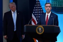 El director de la CIA, John Ratcliffe, acompañado por el presidente Donald Trump, habla con los periodistas en la sala de prensa James Brady de la Casa Blanca en Washington, el 6 de abril de 2026.