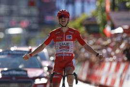 Tadej Pogacar celebra en solitario una victoria demoledora en Andorra la Vella, donde amplió su ventaja como líder.