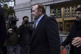 El actor Kevin Spacey sale de la corte en un juicio civil en Nueva York.