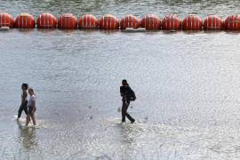 El Gobierno de Texas instaló una nueva línea de boyas con el objetivo de disuadir del cruce de migrantes indocumentados de México a EU en el río Bravo, entre Piedras Negras, Coahuila y Eagle Pass.