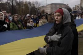 Una mujer canta el himno nacional de Ucrania durante una manifestación el sábado en Kiev.