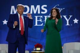 El candidato presidencial republicano, el expresidente Donald Trump, baila con la cofundadora de Moms for Liberty, Tiffany Justice, durante un evento en la convención anual del grupo en Washington.