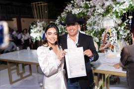 El alcalde de Sabinas, José Feliciano “Chano” Díaz Iribarren, contrajo matrimonio durante la ceremonia colectiva junto a su esposa.