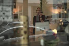 Véronique Bertrand, directora de funeraria, hace llamadas de trabajo el domingo 28 de junio de 2026 en su oficina de París.