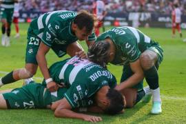 Santos Laguna buscará su quinta victoria consecutiva cuando reciba a Querétaro en el Estadio Corona, con Tahiel Jiménez como uno de sus principales referentes ofensivos.