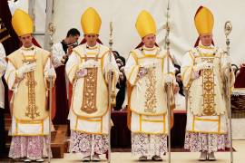 Los obispos consagrados (de izquierda a derecha) Marc Hanappier, Michel Poinsinet de Sivry, Michael Goldade y Pascal Schreiber en el exterior del seminario de la Fraternidad de San Pío X, en Econe, Suiza.