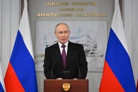 El presidente ruso Vladimir Putin pronuncia un discurso durante su visita al complejo deportivo multifuncional de la Escuela de Reserva Olímpica Anatoly Rakhlin en San Petersburgo, Rusia.