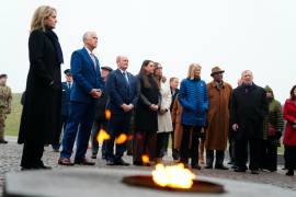 Una delegación estadounidense, compuesta por senadores y miembros de la Cámara de Representantes, deposita coronas florales en el Monumento a los esfuerzos internacionales de Dinamarca después de 1948.
