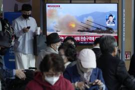 Una pantalla de TV en una estación ferroviaria en Seúl, Corea del Sur, muestra una imagen de archivo de maniobras militares norcoreanas durante un programa noticioso.
