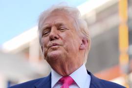 El nombre de Trump figura entre las decenas de conocidos de Epstein a quienes se pidió que contribuyeran con mensajes de cumpleaños para el libro encuadernado en piel en 2003.