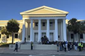 Varias personas se congregan afuera de la Corte Suprema de Florida, el 7 de febrero de 2024, en Tallahassee, Florida. FOTO: AP