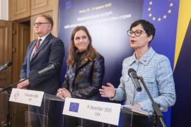 La comisionada de la UE para asuntos relacionados con la ampliación del bloque, Marta Kos (d) y el viceprimer ministro ucraniano a cargo de relaciones europeas Taras Kachka (i) en Leópilis, Ucrania.