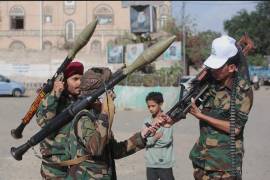 Rebeldes hutíes de Yemen charlan mientras revisan sus armas durante una campaña de movilización en Saná, Yemen, el jueves 10 de septiembre de 2026.