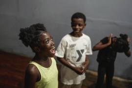 Juliana St. Vil, de 12 años, que ahora vive en un refugio tras huir de la violencia de las pandillas en su vecindario, ensaya su papel en un sketch para un taller de actuación llamado “El teatro frena la violencia.