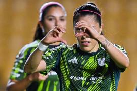 Lizbeth Ovalle acaba de “mojar” una “lluvia” de goles en el encuentro que sostuvieron los Tigres contra el Necaxa.