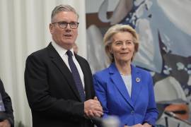 El primer ministro británico, Keir Starmer, a la izquierda, y la presidenta de la Comisión Europea, Ursula von der Leyen, asisten a una cumbre de la Comunidad Política Europea en Ereván, Armenia.