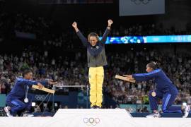 Rebeca Andrade celebra tras vencer a Simone Biles en la Final de piso, asegurando su lugar como la atleta olímpica más laureada de Brasil.