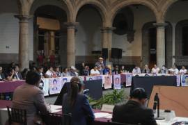 Claudia Sheinbaum Pardo, se reunió con los padres de los 43 normalistas de Ayotzinapa para escuchar sus peticiones y analizar los avances que ha tenido la investigación a casi 10 años de su desaparición.