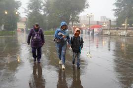 El frente frío 32 y una masa de aire ártico provocarán ambiente muy frío, heladas, evento Norte y contrastes térmicos en gran parte del país, informó el SMN.