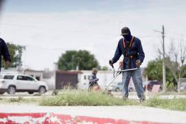 Personal de Imagen Urbana realiza labores de remozamiento en el área recreativa, donde se instalará pasto sintético y se renovarán por completo los juegos infantiles. FOTO: CORTESÍA