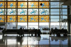 Los viajeros pueden retrasarse a tal punto que quedan atrapados en un aeropuerto durante la noche sin un buen lugar donde dormir.