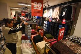 Durante las compras del Buen Fin es la ropa encabeza las preferencias de los consumidores, con un 68% de las preferencias, lo que la convierte en la categoría más demandada. FOTO: CUARTOSCURO.