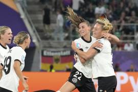 Jule Brand celebró un gol y dio asistencia en la victoria de Alemania, pero el equipo quedó preocupado por la lesión de Giulia Gwinn.