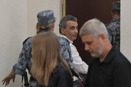 El opositor ruso Lev Shlosberg (cent) en el tribunal en Pskov, Rusia, el 17 de agosto del 2026.