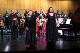 Natalia Riazanova (izq.) dirigió el concierto “Luz, pasión y destino” dentro de la programación artística del FINA 2026.