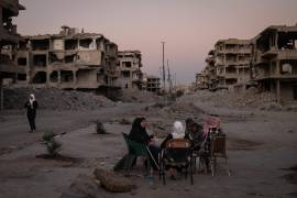 Zonas residenciales que antes eran vibrantes son ahora pueblos fantasma donde cuadra tras cuadra reina la oscuridad.