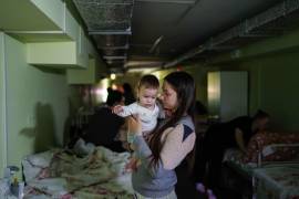 Marharyta Nekhoroshyva sostiene a su hijo Mark dentro de un refugio en el hospital infantil regional de Zaporiyia, Ucrania.