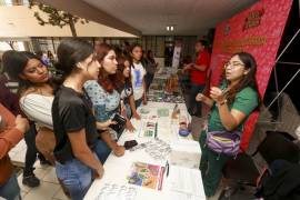 Alumnas participan en dinámicas educativas durante una feria de prevención del embarazo adolescente.