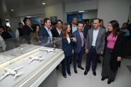 Autoridades y directivos de la iniciativa privada realizaron este doble anuncio que fortalece la conectividad área de la localidad.