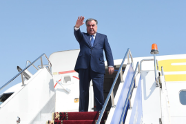 Emomali Rahmon, presidente de Tayikistán, llega a China en avión presidencial que compró a México.