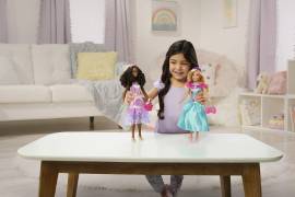En esta imagen proporcionada por Mattel, una niña juega con muñecas My First Barbie hechas para niños de preescolar.